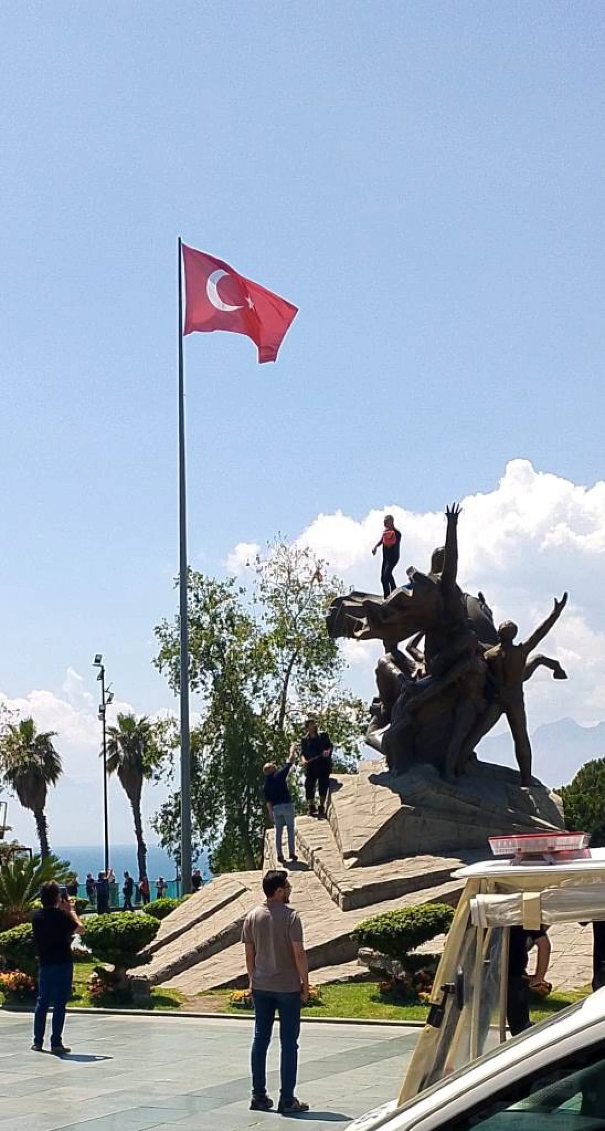 Antalya&rsquo;da Cumhuriyet Meydanı&rsquo;nda İntihar Girişimi: Polis ve İtfaiye Saatlerce İkna Etmeye &Ccedil;alıştı