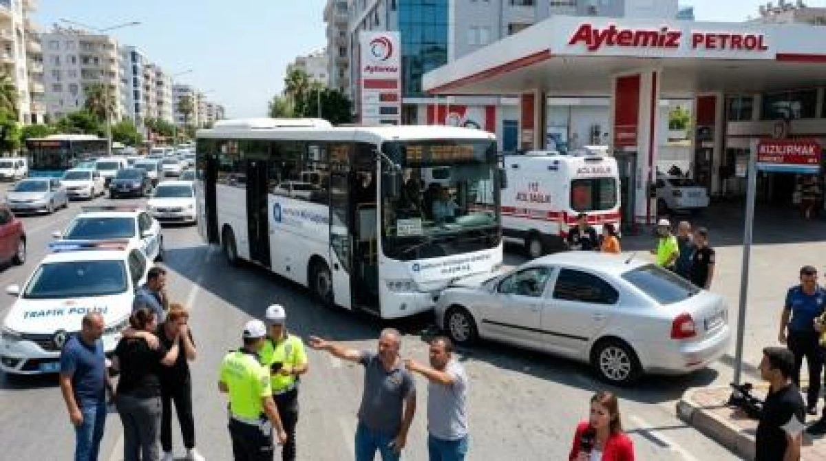 Antalya&rsquo;da Korkutan Kaza: Yolcu Otob&uuml;s&uuml; Akaryakıt İstasyonundan &Ccedil;ıkan Ara&ccedil;la &Ccedil;arpıştı!