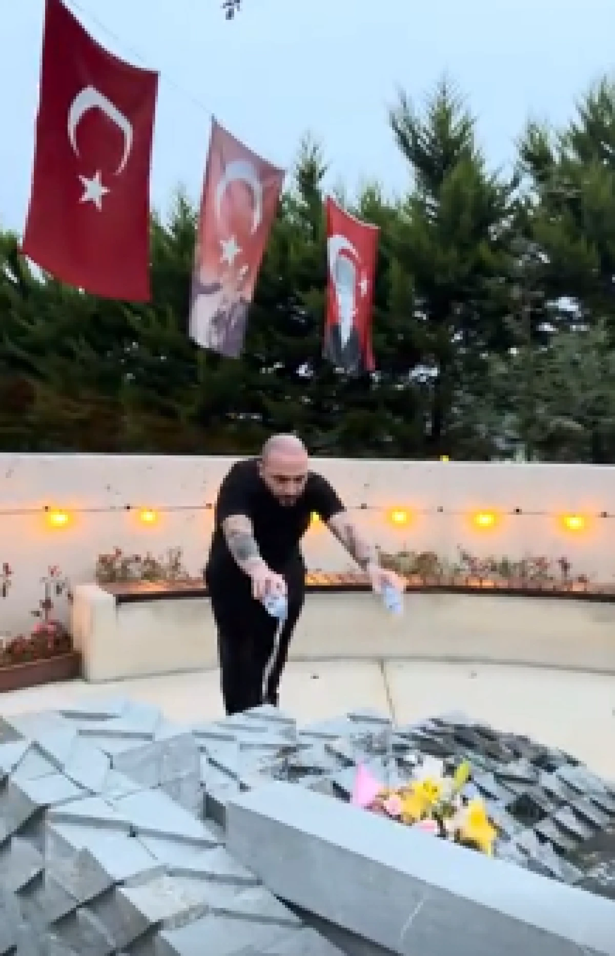 Berkay&rsquo;dan Trabzon&rsquo;da Duygulandıran Vefa: Volkan Konak&rsquo;ın Kabrini Ziyaret Etti