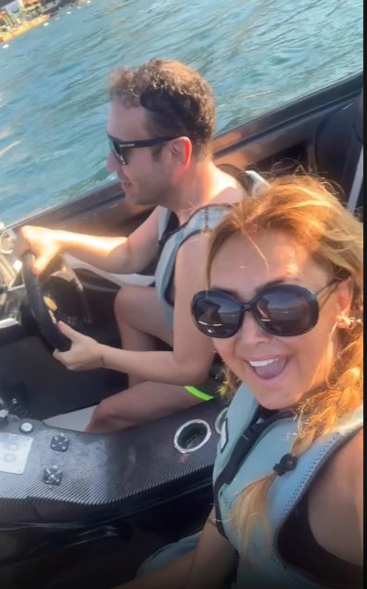 BODRUM SAHİLLERİNDE FERRARİ R&Uuml;ZG&Acirc;RI: YONCA EVCİMİK VE &Ouml;ZG&Uuml;R ARAS&rsquo;TAN DENİZDE L&Uuml;KS TUR