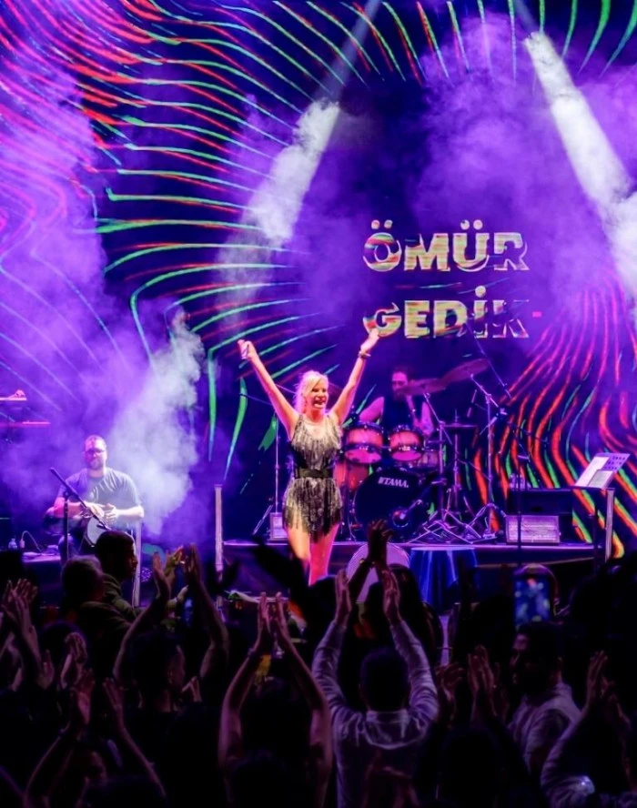 Bodrum&rsquo;da &Ouml;m&uuml;r Gedik R&uuml;zgarı! Sahneye &Ccedil;ocukları Alıp Trend Dansı Yaptı