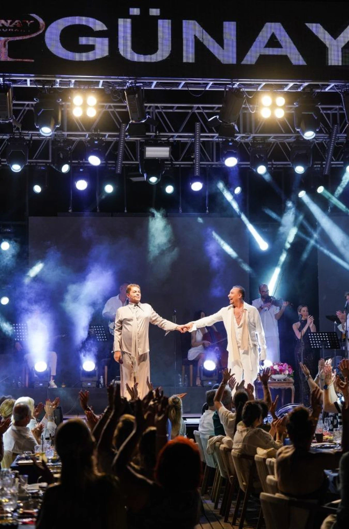 Cenk Eren ve Armağan &Ccedil;ağlayan Aynı Sahnede: M&uuml;zik ve Mizah Dolu Kabare Başladı!