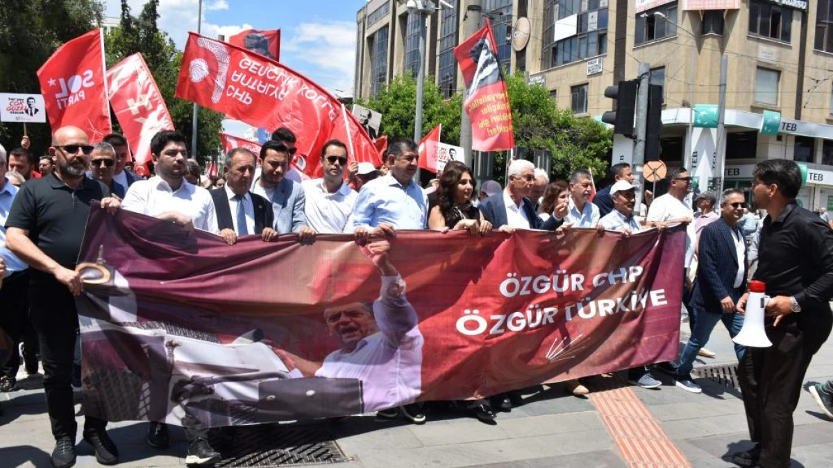 CHP Antalya İl &Ouml;rg&uuml;t&uuml;&rsquo;nden "Halk İradesi" Y&uuml;r&uuml;y&uuml;ş&uuml; ve Oturma Eylemi