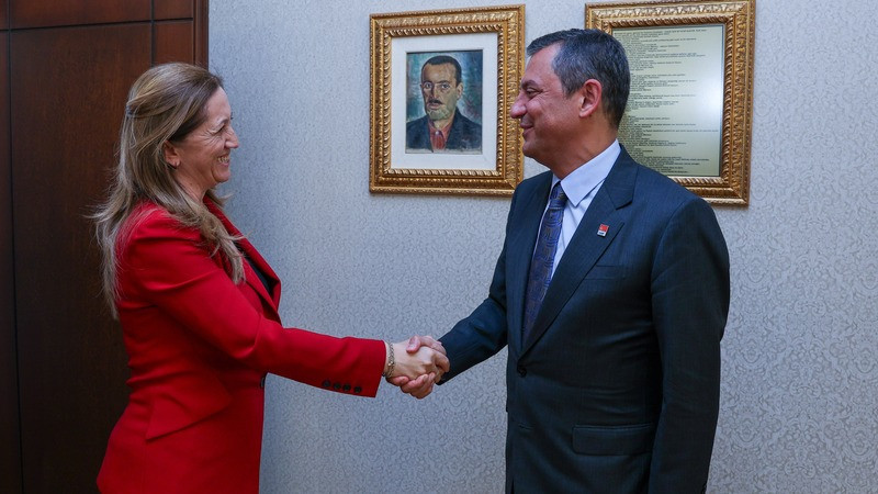 CHP Genel Başkanı Özgür Özel, DİSK Genel Başkanı Arzu Çerkezoğlu ile Bir Araya Geldi