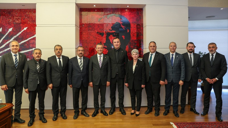CHP Genel Başkanı Özgür Özel, Eğitim İş Sendikası Genel Başkanı Kadem Özbay'ı Kabul Etti