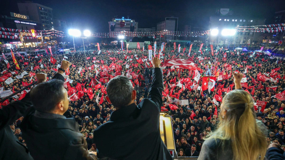 CHP Lideri &Ouml;zg&uuml;r &Ouml;zel: &ldquo;770 Yılla Yargılanan Su&ccedil; &Ouml;rg&uuml;t&uuml; Lideri Aziz İhsan Aktaş Dışarıda, Milletin Se&ccedil;tikleri İ&ccedil;eride&rdquo;