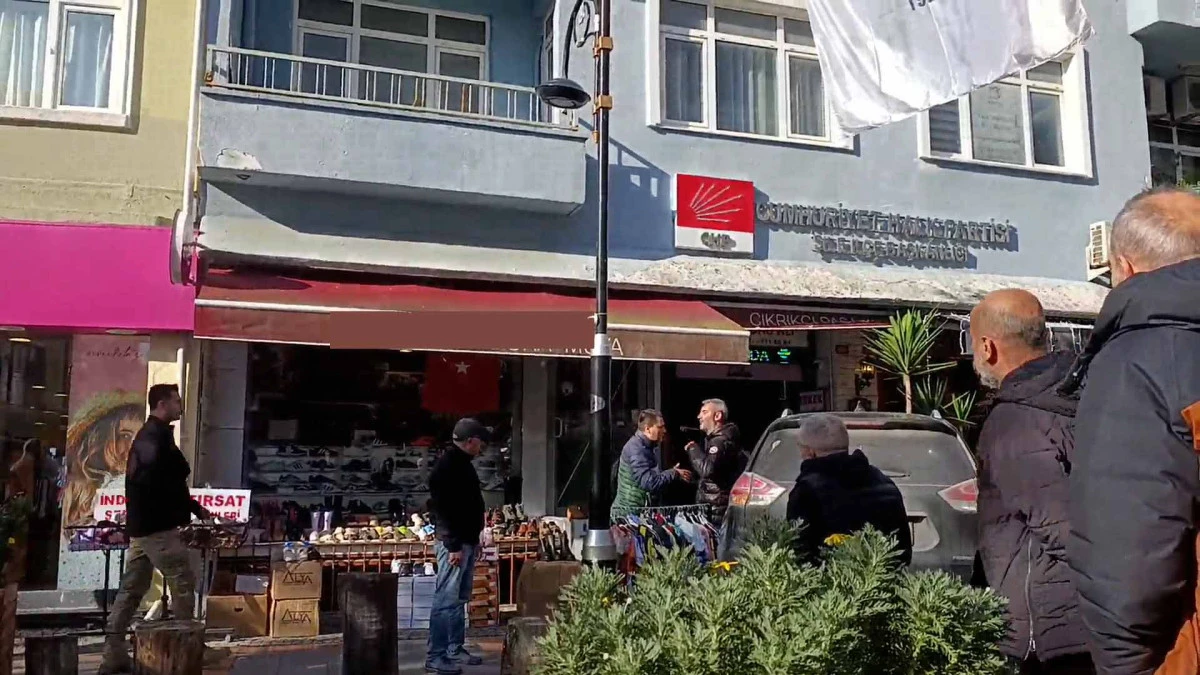 CHP Şile İl&ccedil;e Başkanlığı &ouml;n&uuml;nde 'kızıma k&uuml;f&uuml;r ettiler' diye bağıran kişi g&ouml;zaltına alındı