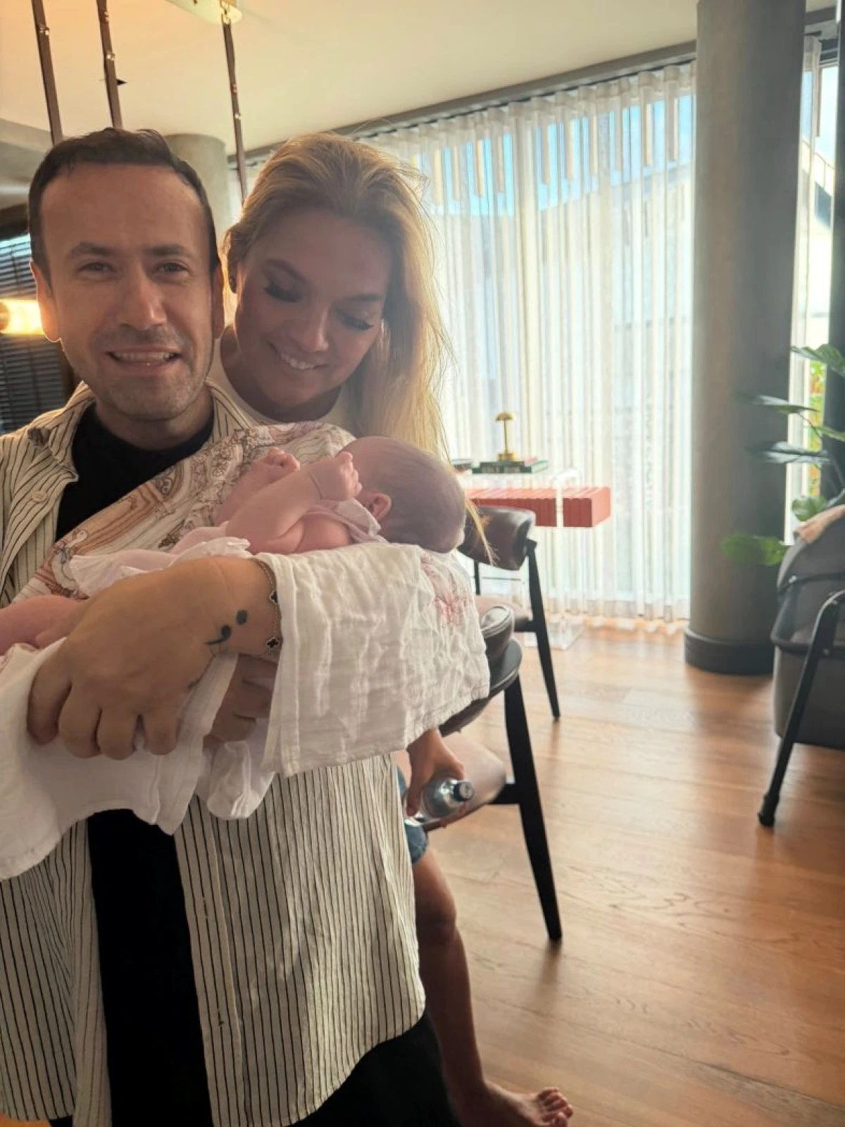 Demet Akalın ve &Ouml;zg&uuml;r Aras&rsquo;tan Mihre Bebekle İlk Kare! Berkay ve &Ouml;zlem Ada Şahin &Ccedil;iftine Anlamlı Ziyaret