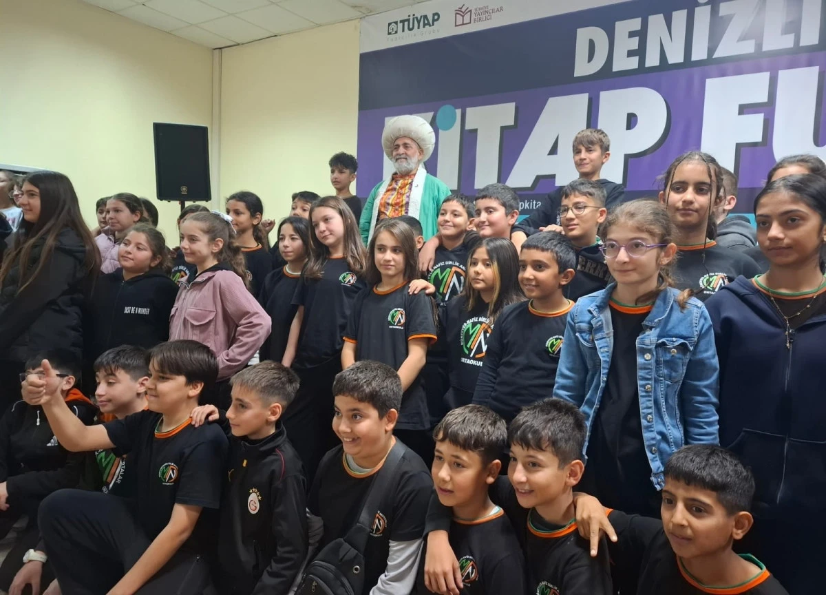 DENİZLİ KİTAP FUARI&rsquo;NDA MEDDAH ZEKİ DEMİR&rsquo;DEN &Ccedil;OCUKLARA NASREDDİN HOCA G&Ouml;STERİSİ
