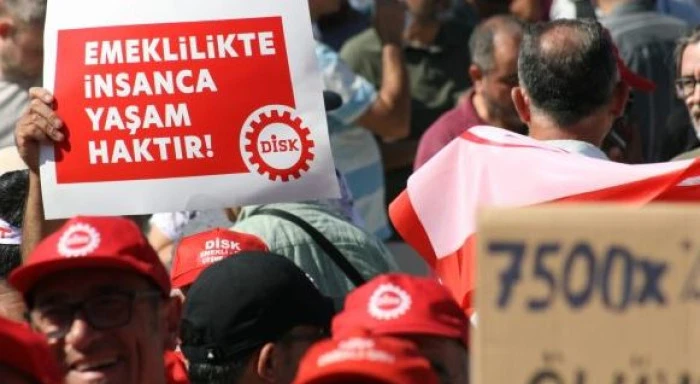 DİSK: Emekli Zam Teklifi Emeklileri 2026&rsquo;da da Yoksulluğa Mahk&ucirc;m Ediyor