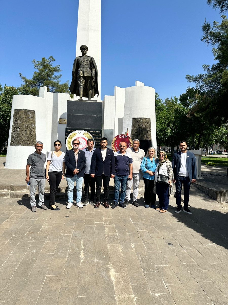 Diyarbakır CHP Atatürk anıtına çelenk bıraktı  CUMHURİYETİ İLELEBET YAŞATACAĞIZ