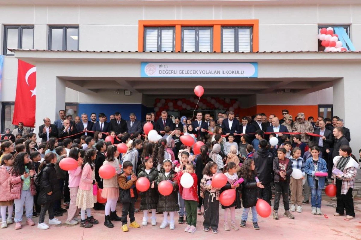 DÜNYA İNSANİ DAYANIŞMA DERNEĞİ VE ZIRHLIOĞLU ŞİRKETLER GRUBU İŞ BİRLİĞİ İLE YAPILAN DEĞERLİ GELECEK YOLALAN İLKOKULU AÇILIŞINDA EMEĞİ GEÇENLER BİR ARAYA GELDİ!
