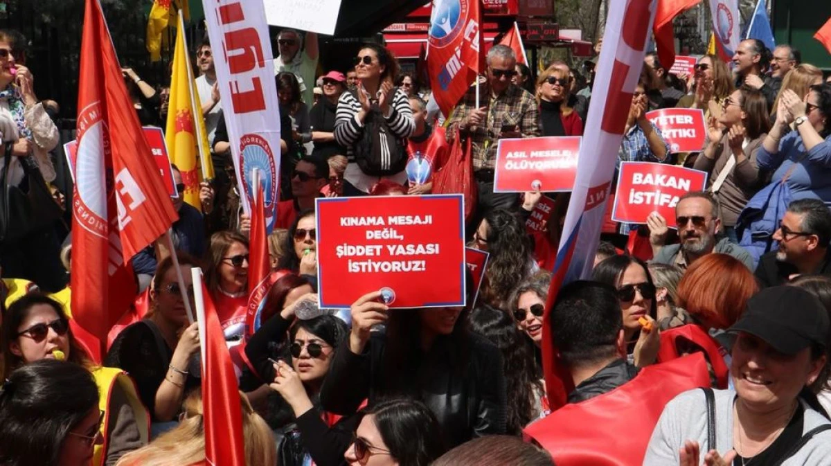Eğitim-İş&rsquo;ten MEB &Ouml;n&uuml;nde Tarihi Protesto: "Okullar Kan G&ouml;l&uuml;, Bakanlık İzleyici!"