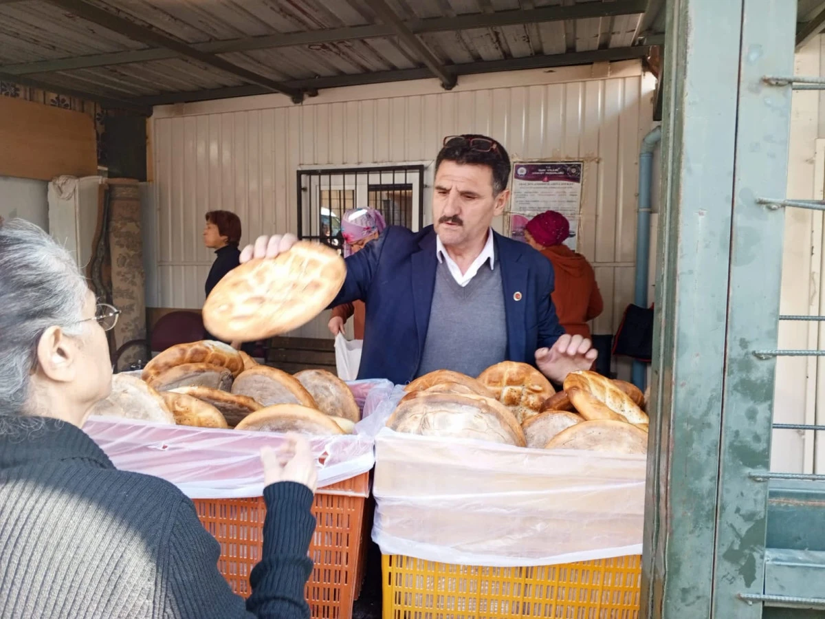 Eliyle Ekmek Dağıtan Muhtar Mahallenin G&ouml;nl&uuml;n&uuml; Kazandı