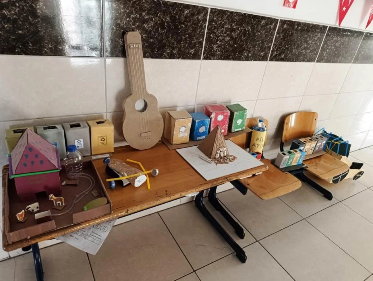 Emin Akın İlkokulu 2. Sınıf &Ouml;ğrencilerinden G&ouml;z Alıcı Yıl Sonu Sergisi