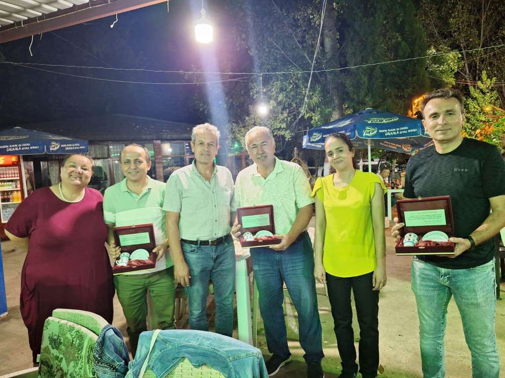 Emin Akın İlkokulu'ndan emekli olan  personeller için veda yemeği  düzenlendi. 