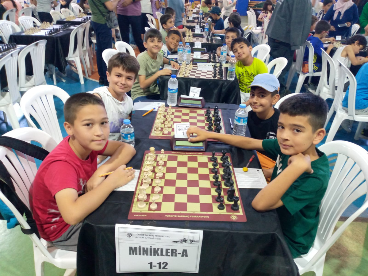 Finike 'de Minikler Arası Satranç Turnuvası Yapıldı