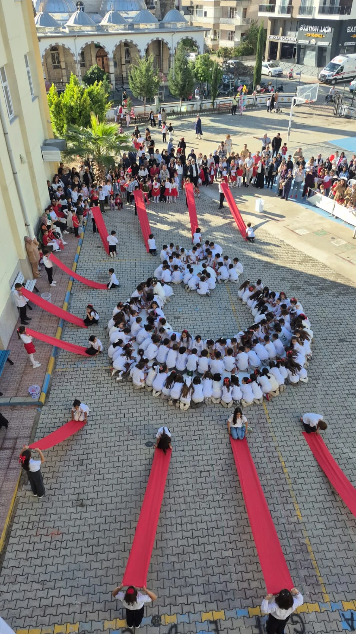 Finike Emin Akın İlkokulu’nda Cumhuriyet Coşkusu