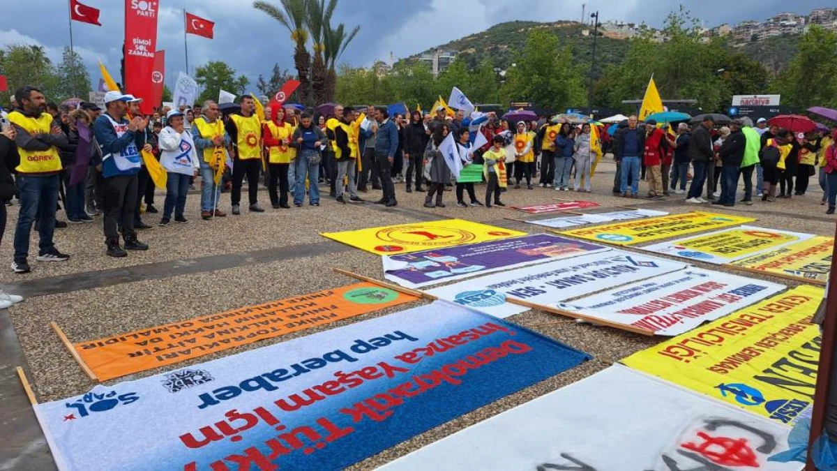 Finike’de 1 Mayıs Coşkusu: Yağmur Dinlemedi, Halaylar Meydanı Isıttı- VİDEOLU HABER