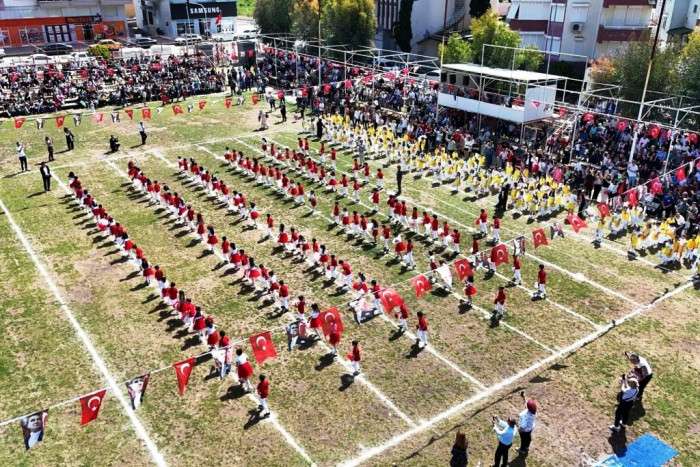 Finike’de 23 Nisan Coşkusu: Emin Akın İlkokulu’ndan Renkli Kutlama Programı