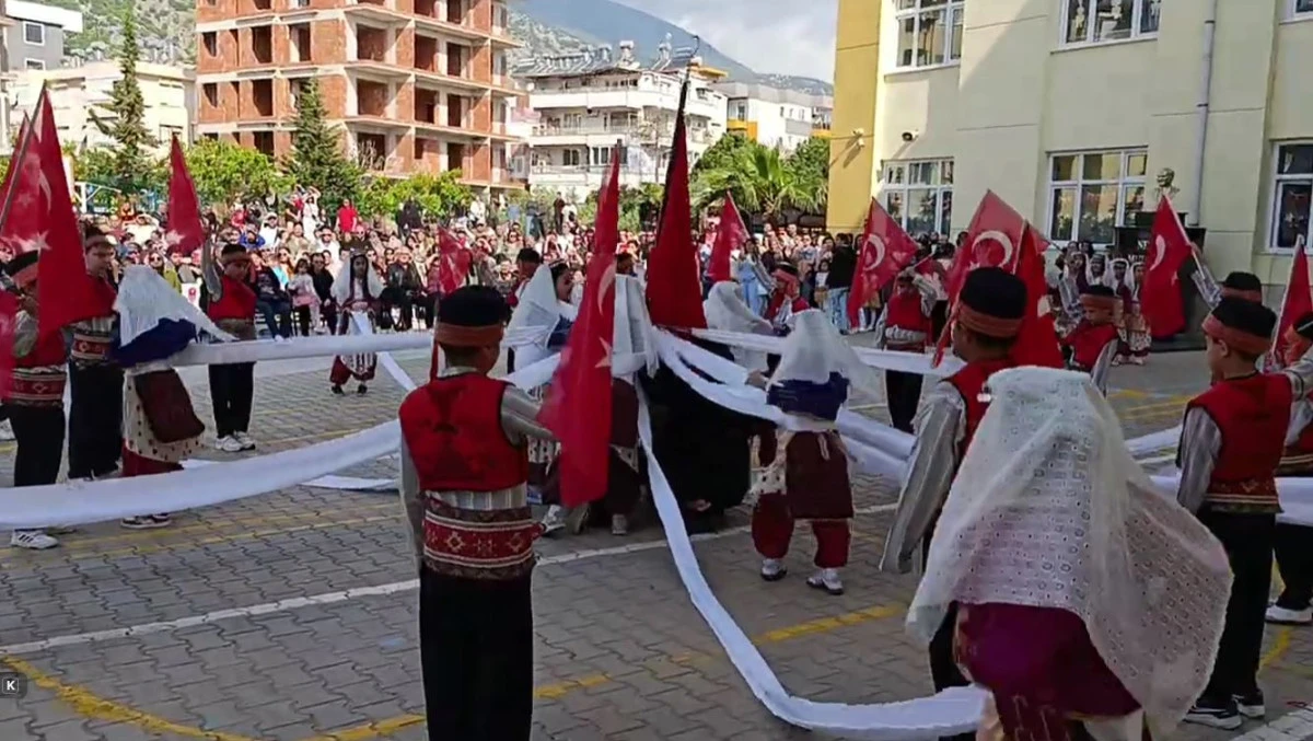 Finike&rsquo;de Bayram Coşkusu: Emin Akın İlkokulu&rsquo;nda 23 Nisan Gururu!