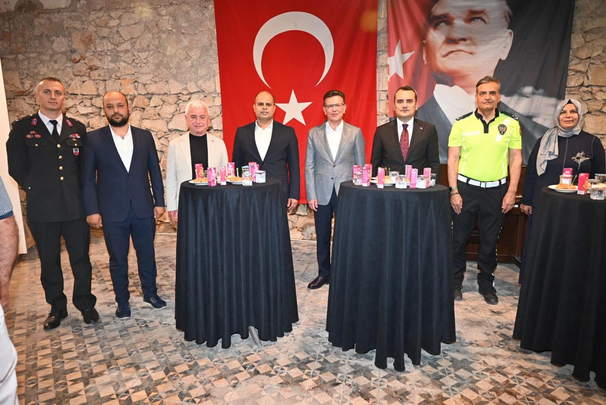 Finike'de Bayram Coşkusu: Şekerci Han'da Protokol ve Vatandaş Kucaklaştı