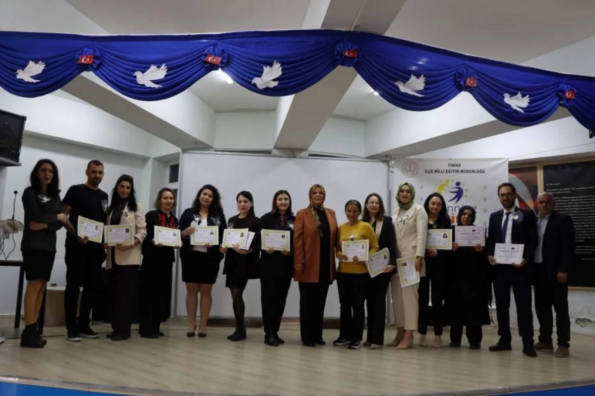 Finike&rsquo;de eTwinning Gururu: Başarı Belgeleri Sahiplerini Buldu