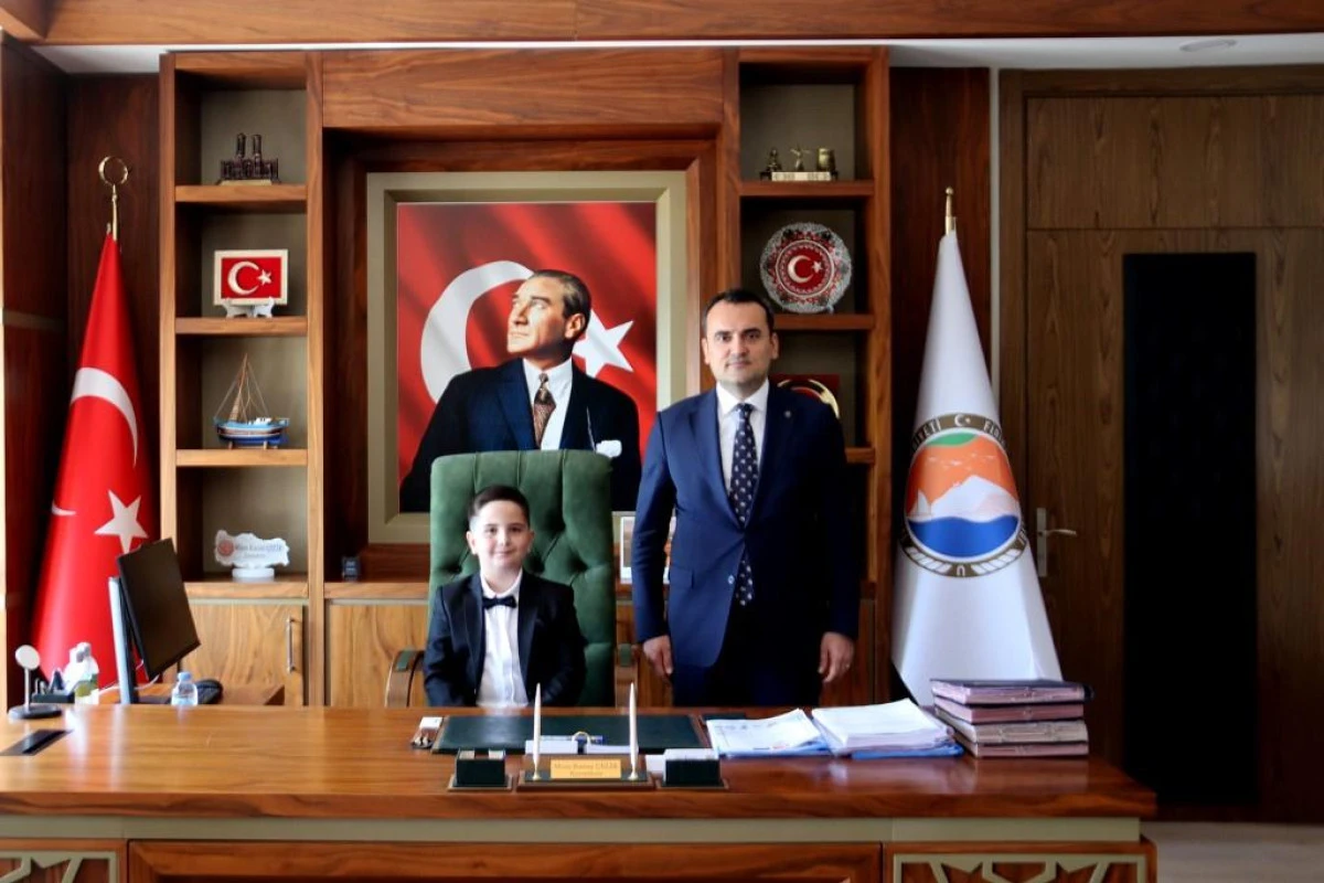 Finike&rsquo;de Geleceğin Kaymakamı Eren Turhan Koltuğu Devraldı!