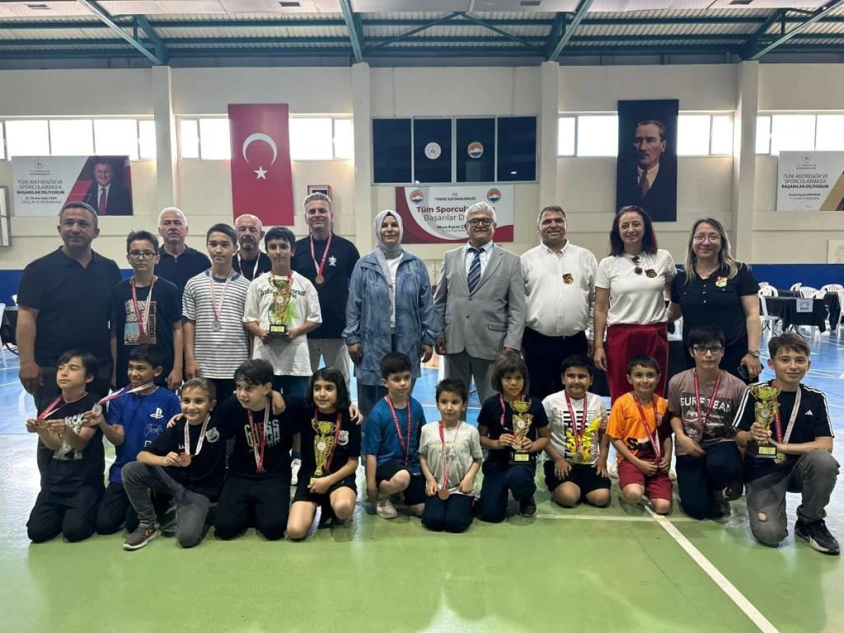 Finike&rsquo;de Hamleler Gen&ccedil;lik İ&ccedil;in Yapıldı: Satran&ccedil; Turnuvası &Ouml;d&uuml;llerle Ta&ccedil;landı