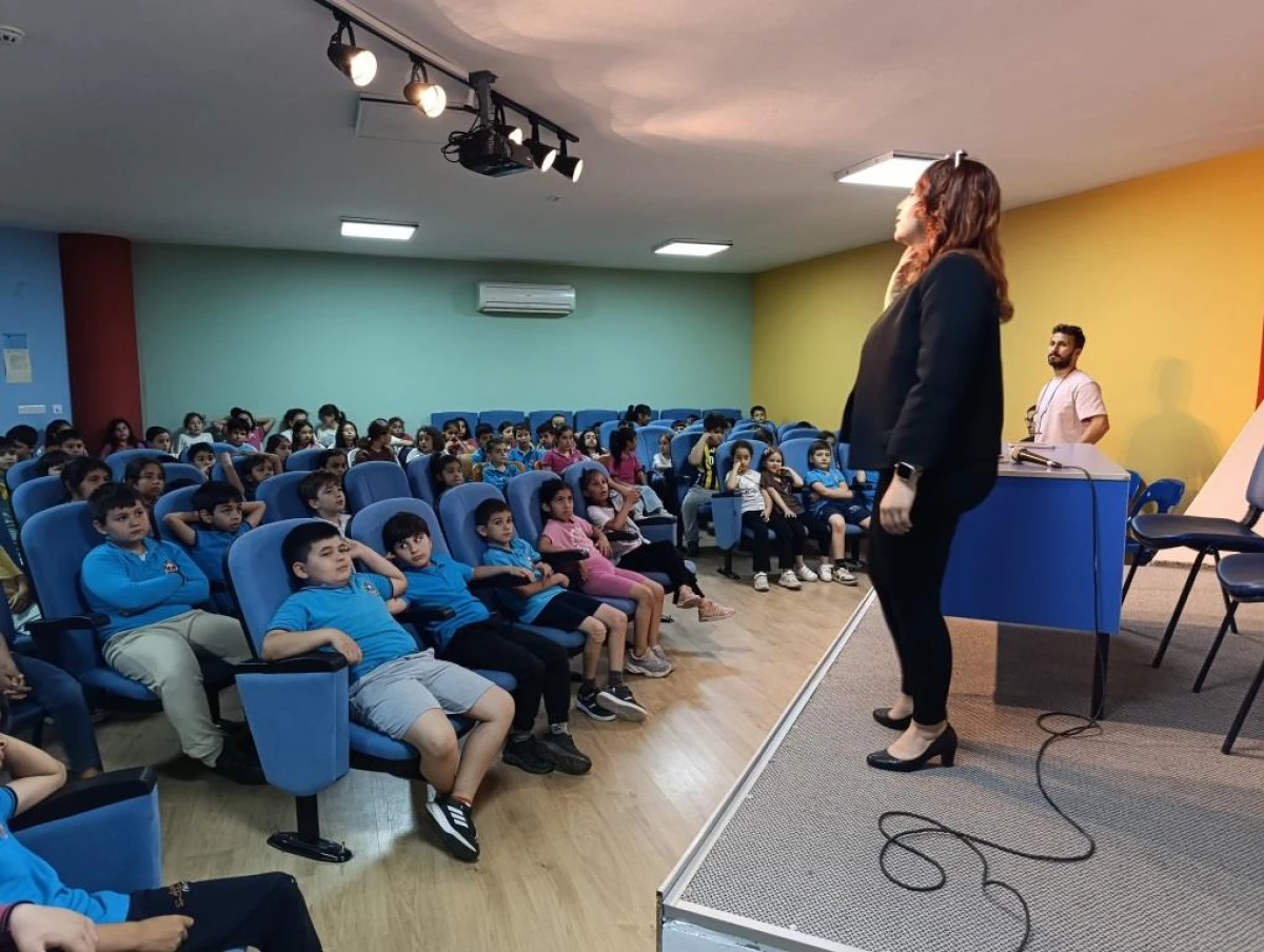 Finike'de Minik &Ouml;ğrencilere "Sağlık" Eğitimi: Doğru Diş Fır&ccedil;alama Tekniklerini &Ouml;ğrendiler