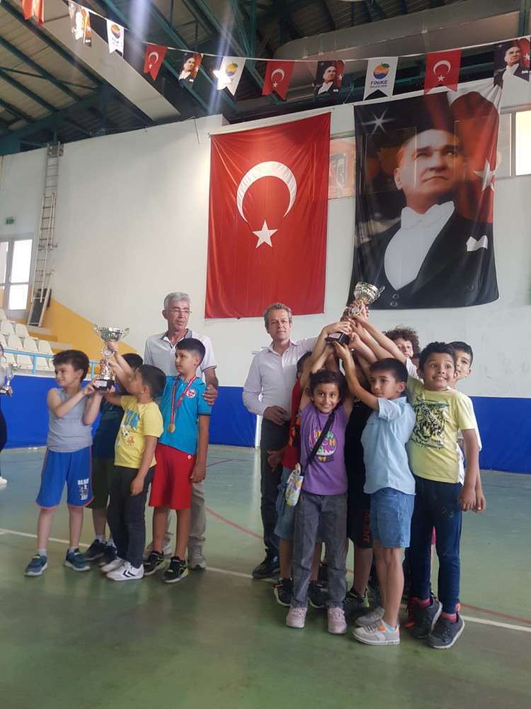 Okul Sporları Satranç Turnuvası'nda Finike İlçesi Emin Akın İlkokulu Minikler kategorisinde şampiyon oldu.