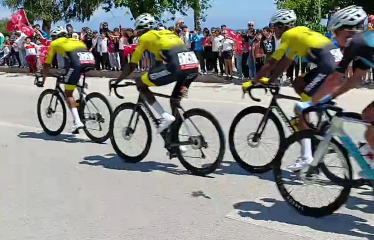 Finike&rsquo;de Pedal Seslerine &Ouml;ğrenci Coşkusu Karıştı: Emin Akın Okulu Yollardaydı!