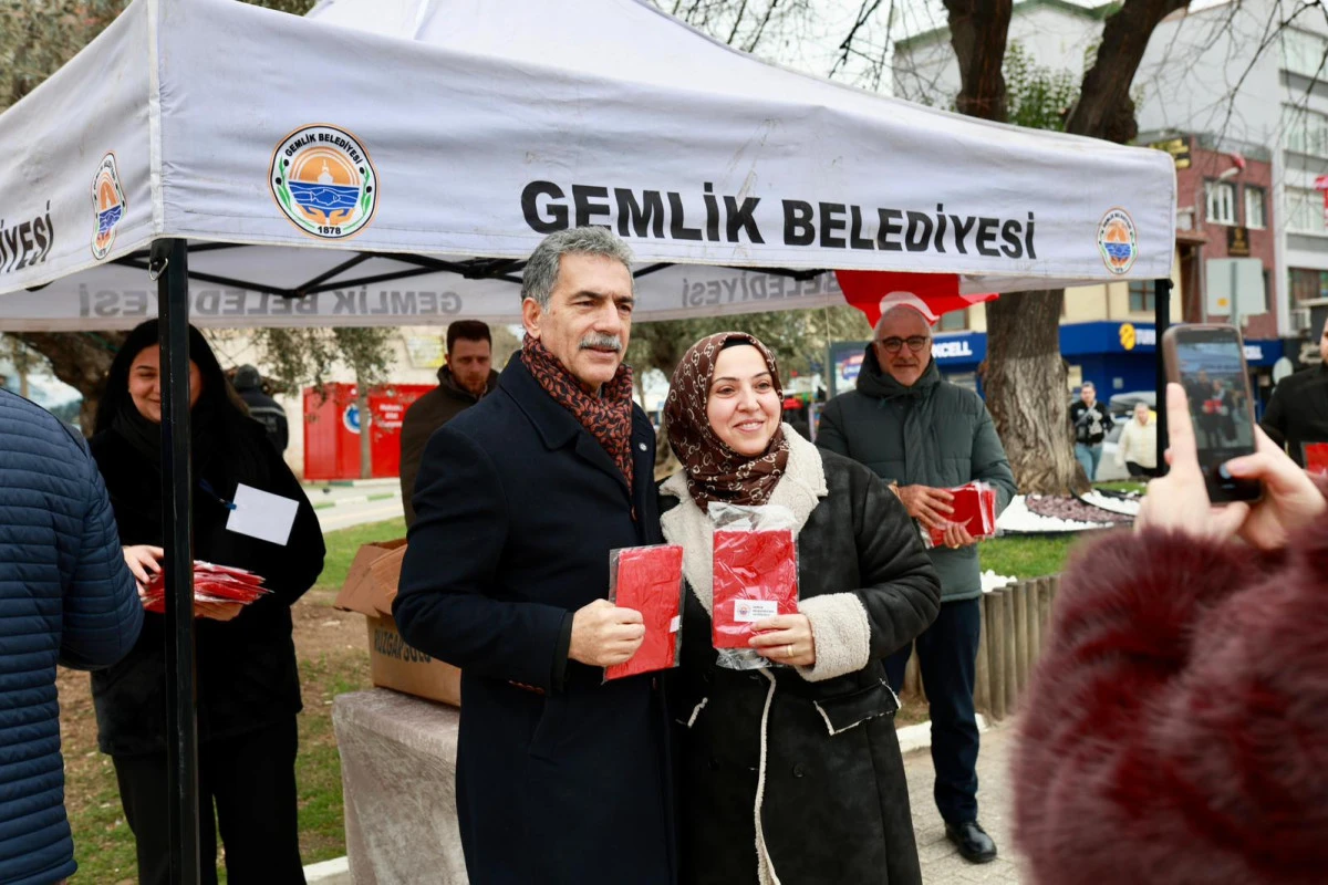 Gemlik Belediyesi&rsquo;nden T&uuml;rk Bayrağı Dağıtımı