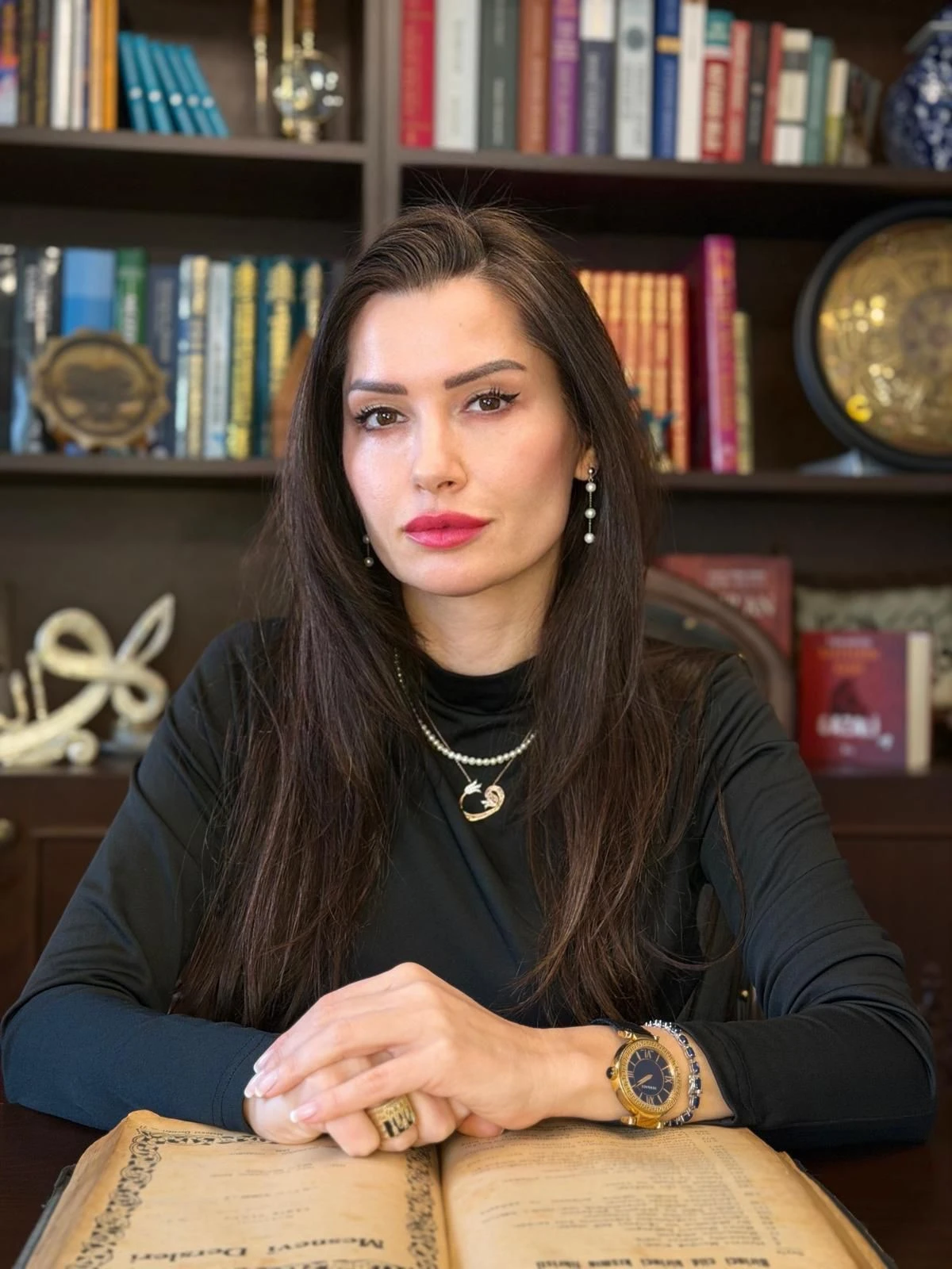 Hacer &Ouml;zlem &Ccedil;i&ccedil;ek&rsquo;ten Yeni Kitap: &ldquo;Vakti Gelenin Yolu&rdquo;