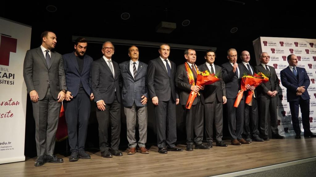 İstanbul Topkapı Üniversitesi Öğrencilerinden, Galatasaray Spor Kulübü Başkanı Dursun Özbek’e “Yılın Spor Yöneticisi” Ödülü