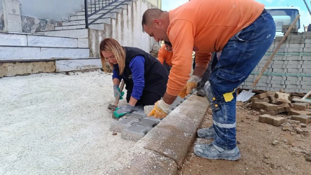 Kadın Başkandan Taş Ustalarını Kıskandıran Hareket: Parke Taşlarını Kendi Döşedi