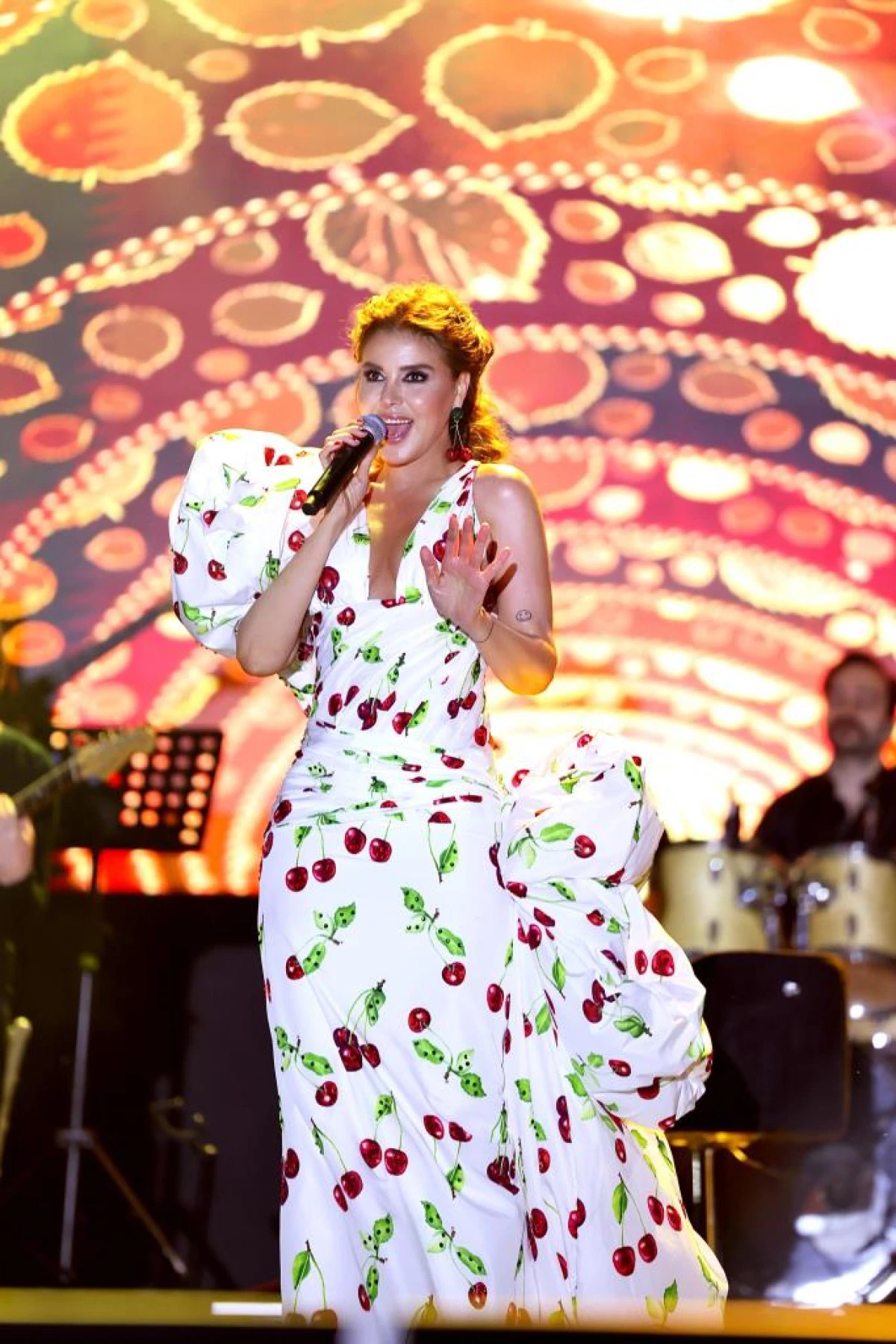 Kiraz Festivali’ne Roman Dansı, Kiraz Deseni ve Gülben Enerjisi Damga Vurdu! Kiraz Festivali Gülben Ergen’le Final Yaptı.