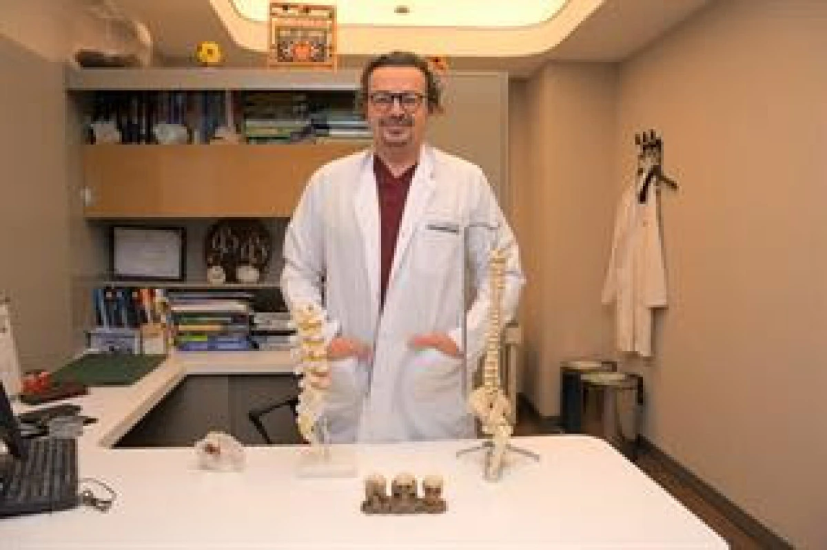 Masa Başı &Ccedil;alışanlar Dikkat! Hareketsiz Yaşam Boyun Fıtığını Tetikliyor