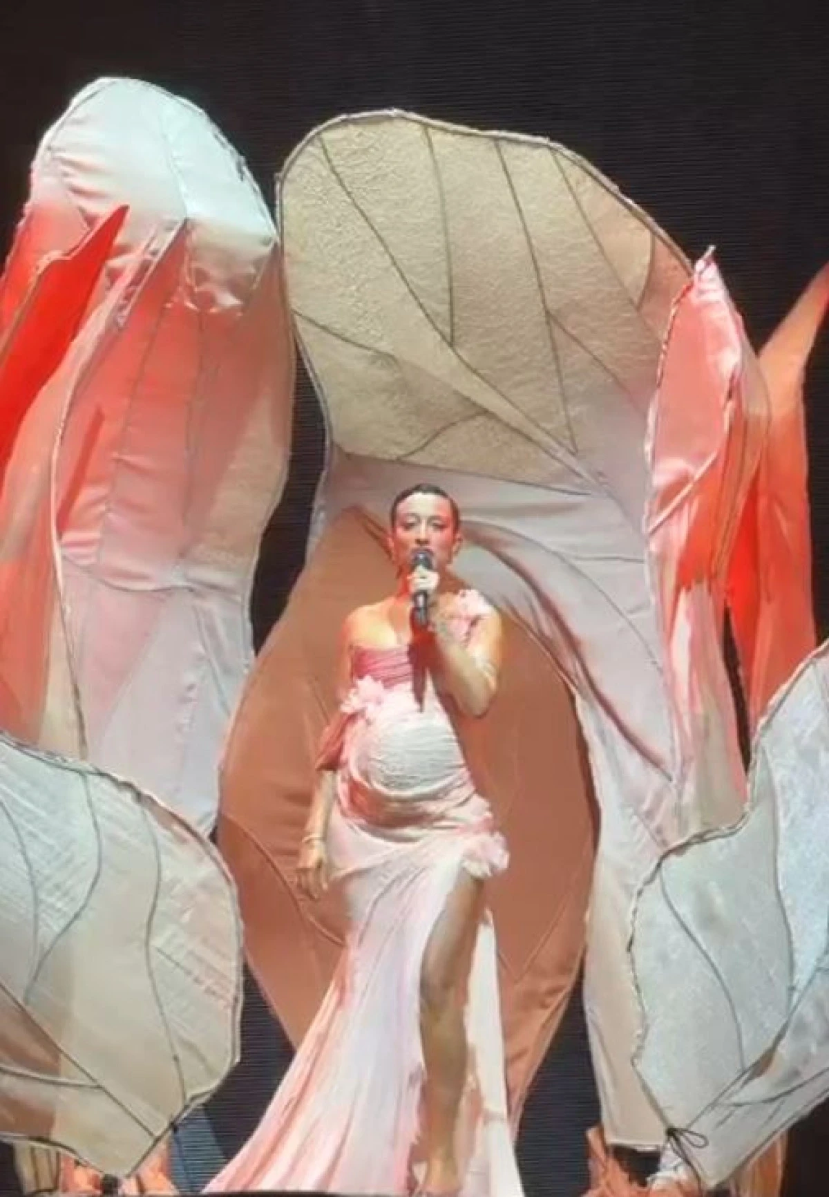 Melike Şahin Harbiye&rsquo;de B&uuml;y&uuml;ledi: A&ccedil;ıkhava&rsquo;da Unutulmaz Gece! VİDEOLU HABER