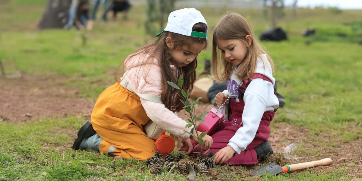 ÖĞRENCİLER, GAZİ MUSTAFA KEMAL ATATÜRK'Ü ANARAK YEŞİL VATAN İÇİN GELECEĞE NEFES OLACAK