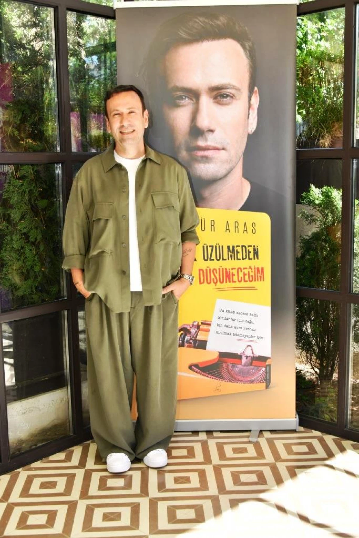 &Ouml;zg&uuml;r Aras&rsquo;ın 14&rsquo;&uuml;nc&uuml; Kitabı &ldquo;Artık &Uuml;z&uuml;lmeden &Ouml;nce D&uuml;ş&uuml;neceğim&rdquo; G&ouml;rkemli Bir Davetle Tanıtıldı