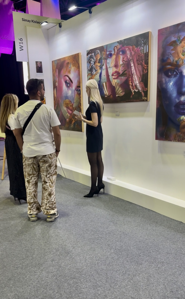 Simay Kışlaoğlu, 2-5 Mayıs tarihleri arasında Dubai'de düzenlenen World Art Dubai fuarına katılarak Türkiye'yi başarıyla temsil etti.