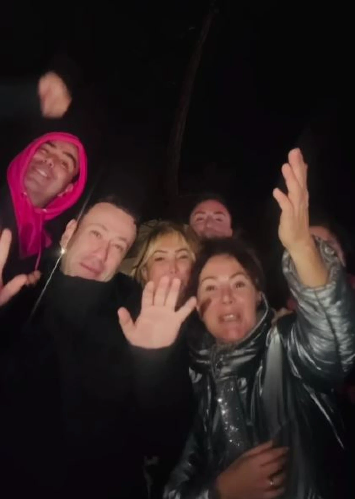 Sokak Ortasında Nostalji: Yonca Evcimik ve Yeliz&rsquo;den S&uuml;rpriz Şarkılar