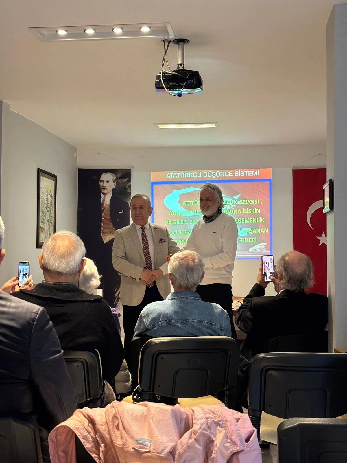 Tarih&ccedil;i Yazar Kemal Karakuzey&rsquo;den Anlamlı Konferans: "Atat&uuml;rk ve &Ccedil;ocuk Sevgisi"