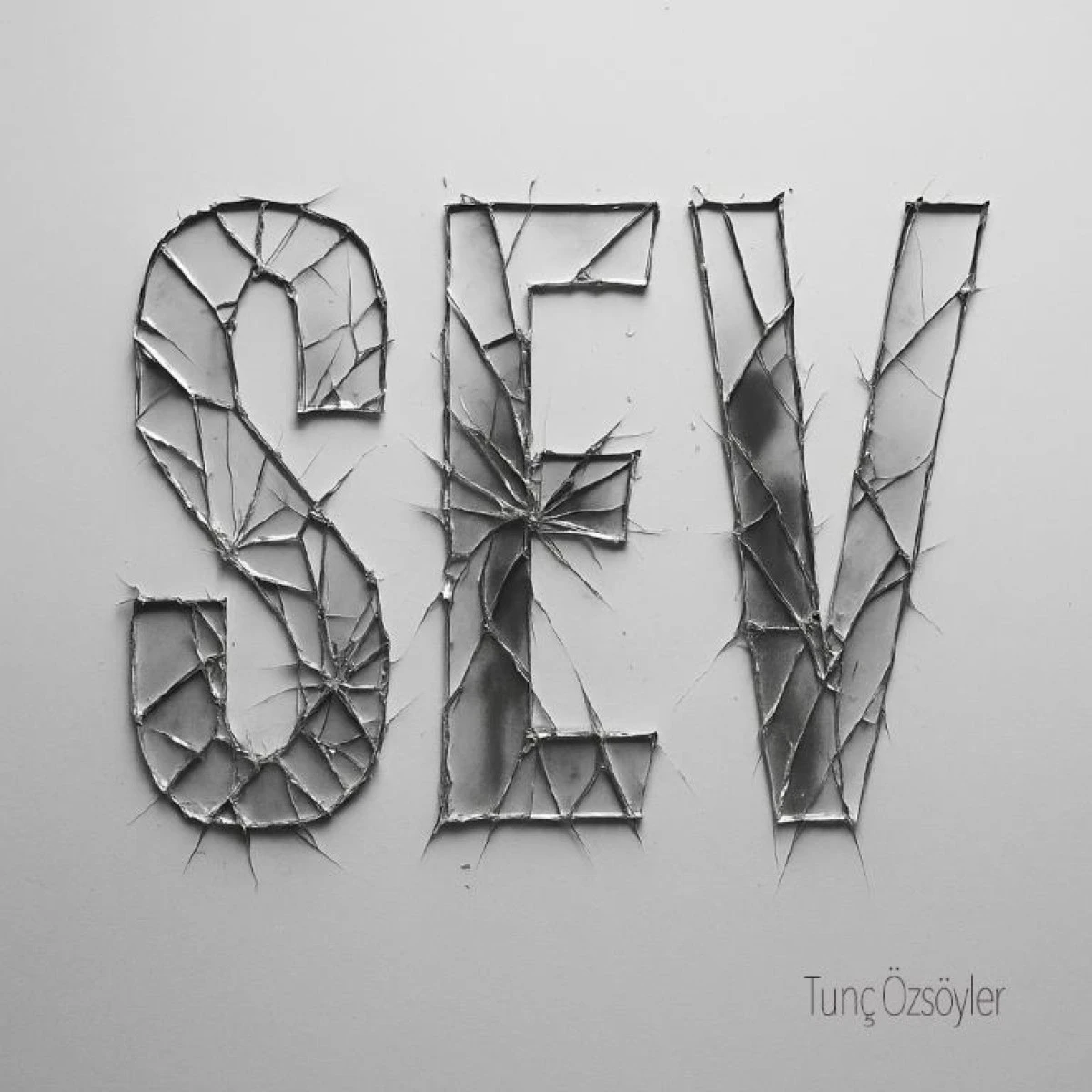 Tunç Özsöyler’den Kırılgan Bir Yüzleşme: “Sev”