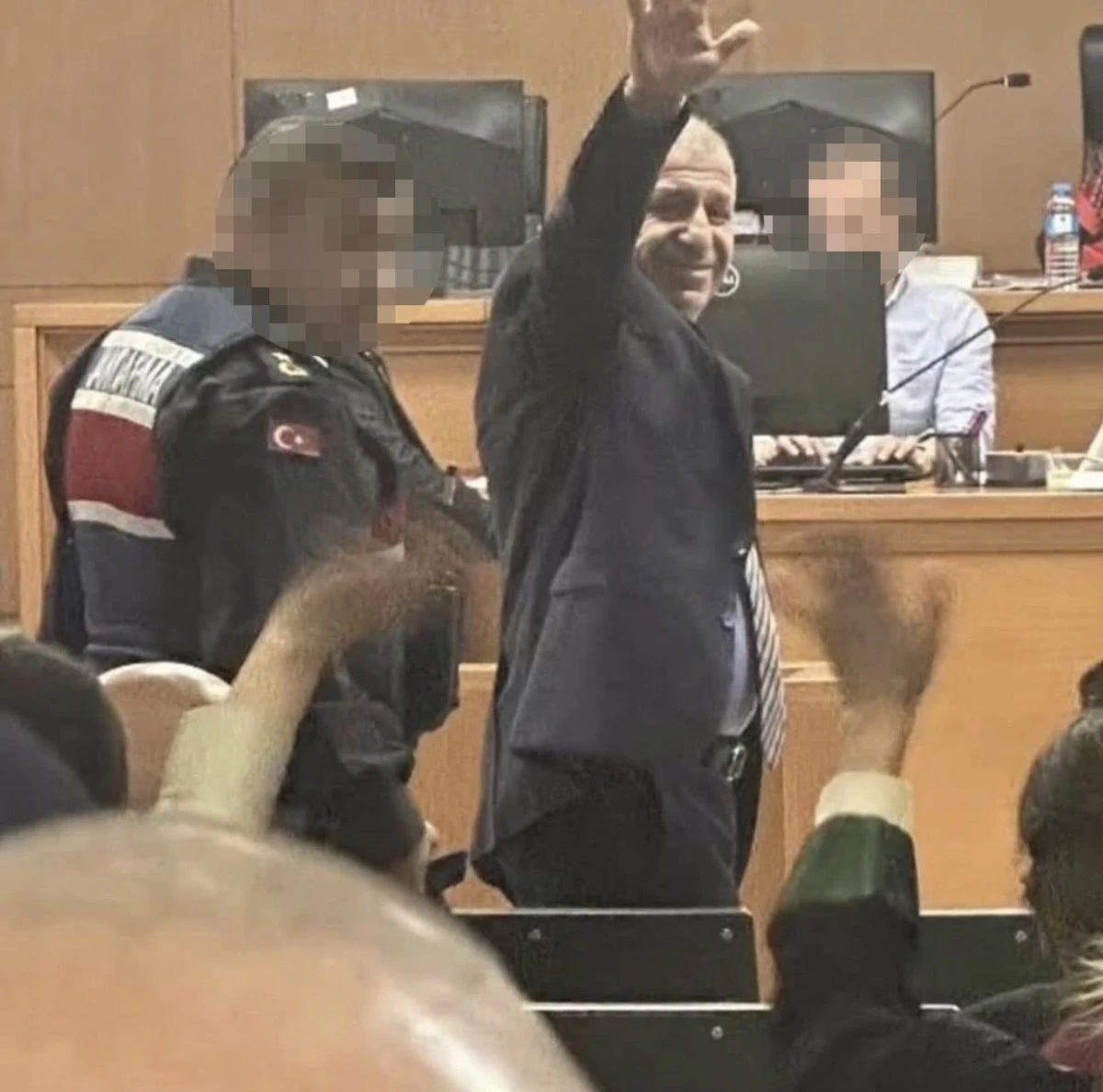 “ÜMİT ÖZDAĞ, SÖZDE IRKÇILIK SUÇLAMASIYLA,  DEM’İN TALEBİ DOĞRULTUSUNDA SİLİVRİ’DE TUTULMAYA DEVAM EDECEK.”