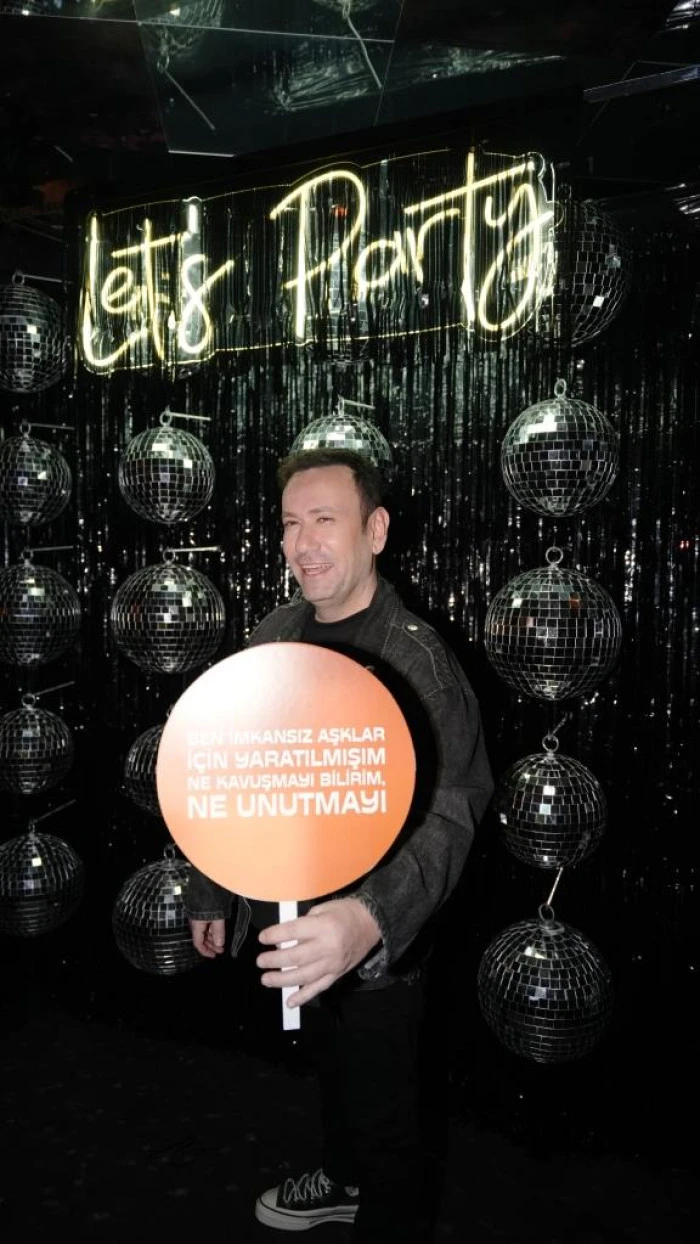 &Uuml;nl&uuml;ler Ge&ccedil;idi: &Ouml;zg&uuml;r Aras Yeni Yaşını Kutladı