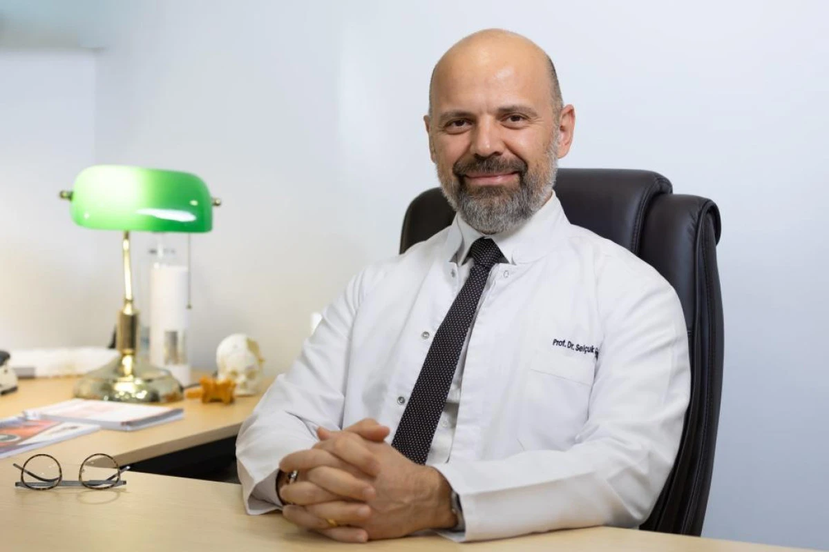 Uzun S&uuml;re Telefona Bakmak Boyun Fıtığı Riskini Artırıyor