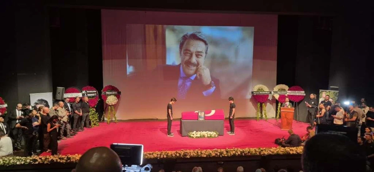 Yeşil&ccedil;am&rsquo;ın "Kadir Abi"sine Duygusal Veda: Kadir İnanır Son Yolculuğuna Uğurlandı