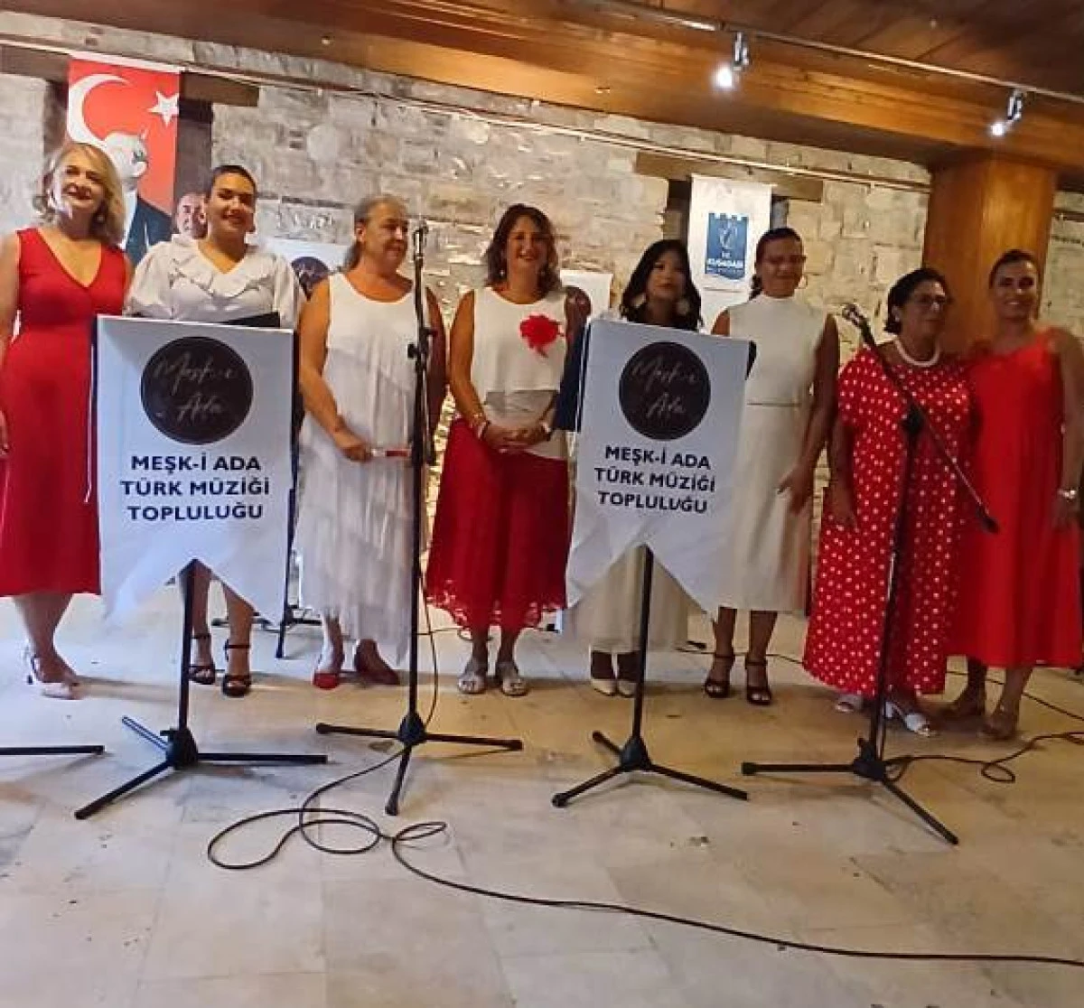 ZAFERİN COŞKUSU T&Uuml;RK M&Uuml;ZİĞİNİN NAĞMELERİYLE KUŞADASI&rsquo;NDA YANKILANDI